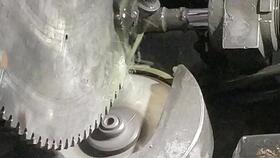 合金圓盤鋸片表面修磨過(guò)程 一起走進(jìn)豐金銳刀具廠